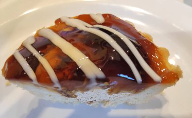 Beyaz tabakta reçelli lezzetli pastanın yakın plan görüntüsü