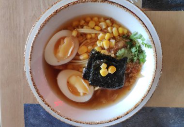 Masada yumurta ve sebzeli lezzetli yemekler.