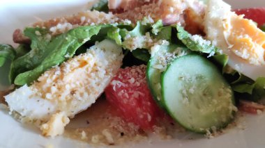 Masada yumurta ve sebzeli lezzetli yemekler.