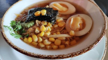 Masada yumurta ve sebzeli lezzetli yemekler.