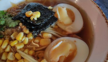 Masada yumurta ve sebzeli lezzetli yemekler.