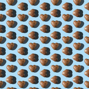 Renkli arka planda gölgeleri olan koyu kahverengi renkte çikolatalı zencefilli kekin kusursuz deseni.