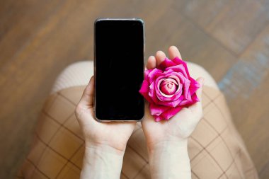 Kadın ellerinde siyah ekranlı akıllı telefonun yakın görüntüsü, uzay kavramı arka planını kopyala