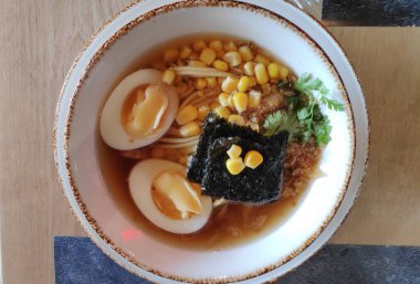 Masada yumurta ve sebzeli lezzetli yemekler.