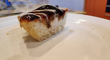 Beyaz tabakta reçelli lezzetli pastanın yakın plan görüntüsü