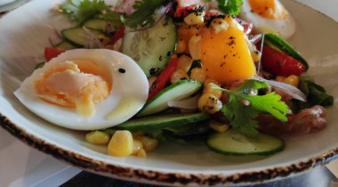 Masada yumurta ve sebzeli lezzetli yemekler.