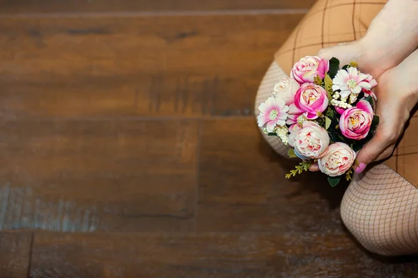 Frau Mit Schönem Strauß Mit Rosa Rosenblüten — Stockfoto