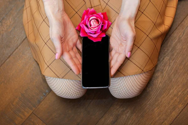 Krásná Růžová Květina Smartphone Černou Obrazovkou Ženských Rukou Kopírovat Prostor — Stock fotografie