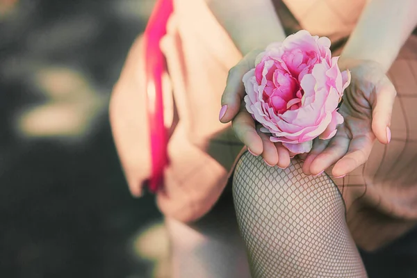 Detailní Pohled Ženu Držící Krásnou Růžovou Květinu Rukou Kopírovat Prostor — Stock fotografie