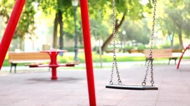boş genel Bahçesi: salıncaklar, carousels çocuksuz