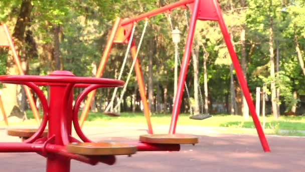Parque Infantil Público Vacío Columpios Carruseles Sin Niños — Vídeos de Stock
