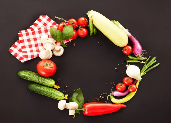 Grinalda Produtos Alimentares Finos Legumes Frescos Especiarias Fundo Preto — Fotografia de Stock