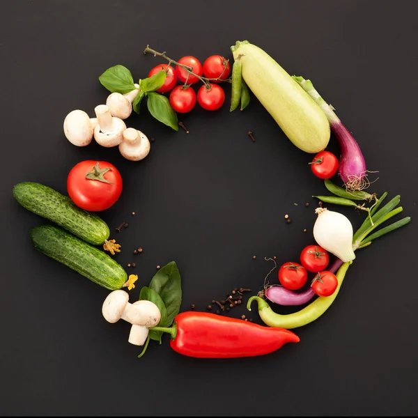 精品食品花环 新鲜蔬菜 自制面食和黑色背景香料 免版税图库照片