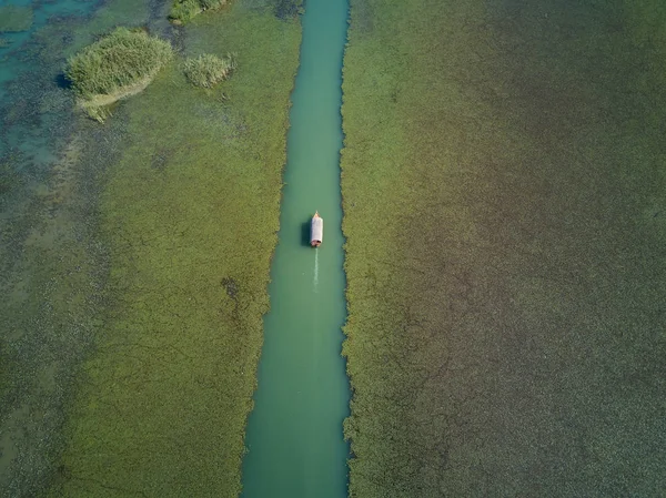 Barco desde la cima en el lago Skadar Fotos De Stock Sin Royalties Gratis