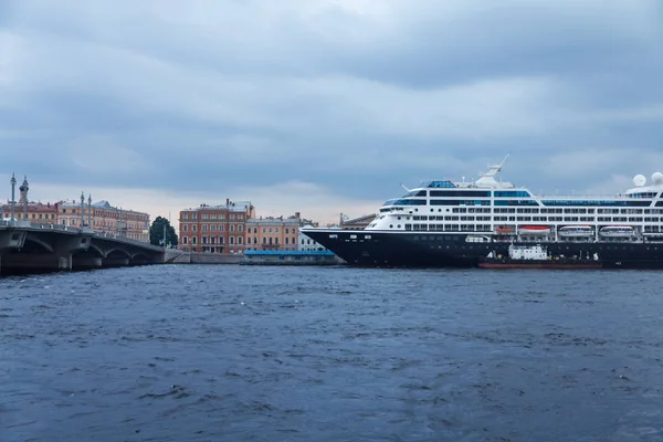 Floden Neva i Sankt Petersburg, kväll. — Stockfoto