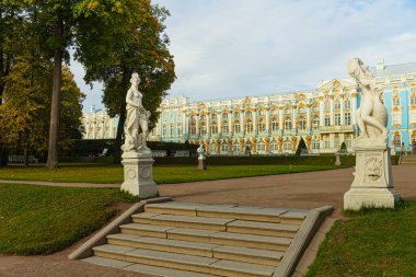 Puşkin 'deki Autumn Park' ta. Saint-Petersburg 'da. Günaydın..