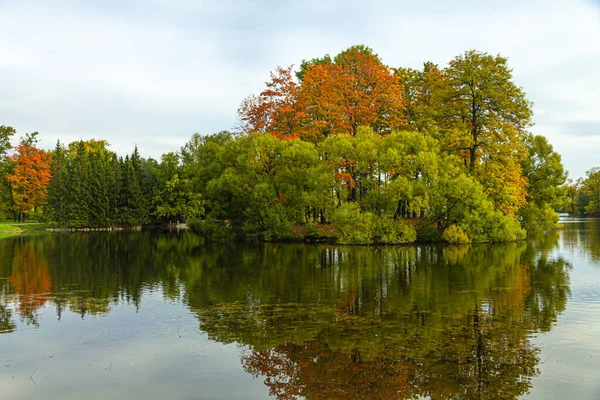 Autumn Park em Pushkin. Uma grande lagoa. São Petersburgo. Bom dia. . — Fotografia de Stock