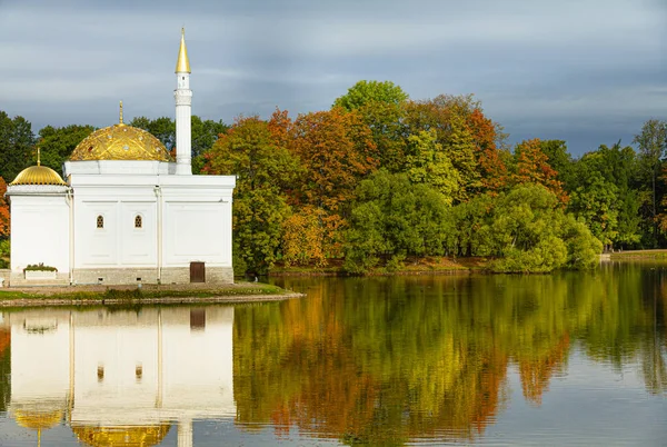 Autumn Park in Pushkin. Large pond. Saint-Petersburg. Morning. — Stock Photo, Image