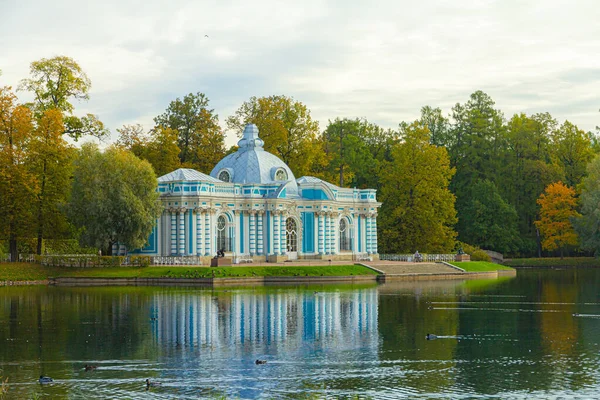 Autumn Park in Pushkin. Large pond. Saint-Petersburg. Morning. — Stock Photo, Image