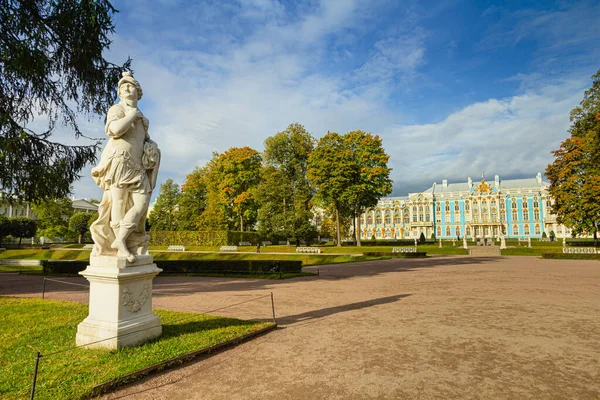 Autumn Park in Pushkin. Saint-Petersburg. Morning. — Stock Photo, Image