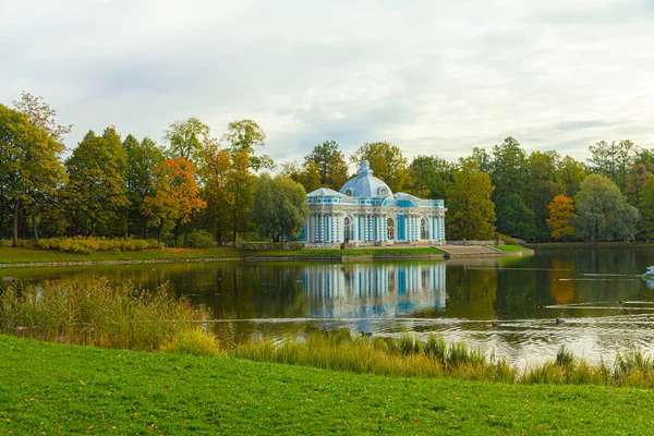 Autumn Park in Pushkin. Large pond. Saint-Petersburg. Morning. — Stock Photo, Image