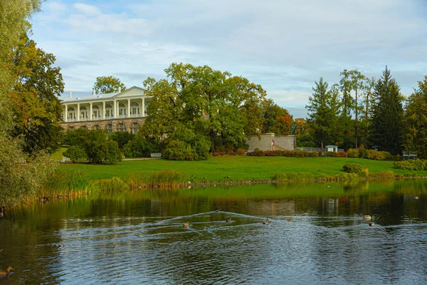 Autumn Park in Pushkin. Large pond. Saint-Petersburg. Morning. — Stock Photo, Image