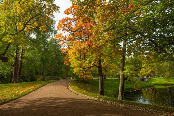 プーシキンの秋の公園。サンクトペテルブルク。朝. — ストック写真