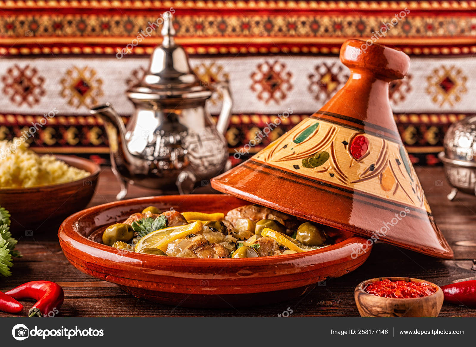 Tajine De Poulet Marocain Traditionnel Aux Olives Et Citron Sale Image Libre De Droit Par Tbralnina C 258177146
