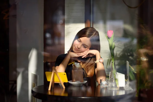 Tjej Dricker Kaffe Och Klockor Video Mobiltelefon — Stockfoto