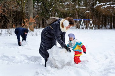Aile yürümek içinde belgili tanımlık kış orman baba anne ve çocuk