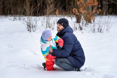 Aile yürümek içinde belgili tanımlık kış orman baba anne ve çocuk