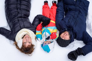 Aile yürümek içinde belgili tanımlık kış orman baba anne ve çocuk