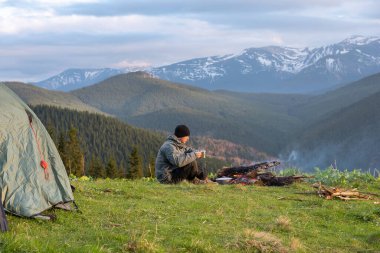 Yürüyüşçü ekipmanlarıyla dağlarda yürüyüş yapar.