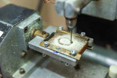 Mücevherler için küf halkaları oluşturma işlemi