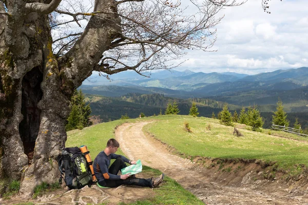 Turista Está Estudiando Mapa Zona Sentado Debajo Árbol Por Carretera — Foto de Stock