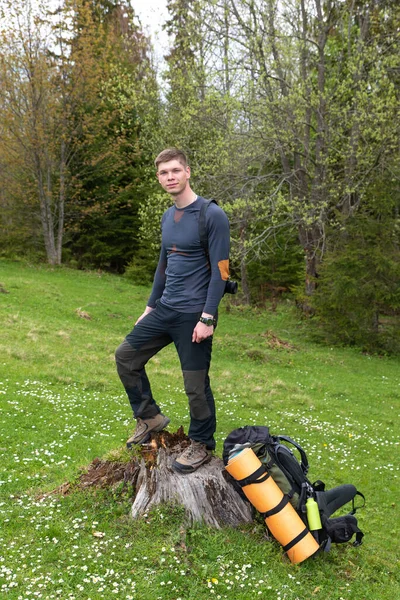 Caminhante Com Equipamento Passa Tempo Caminhando Nas Montanhas — Fotografia de Stock