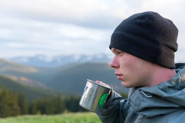 Masculino Turista Bebe Café Uma Caneca Metal Uma Viagem Acampamento — Fotografia de Stock