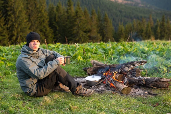 Caminhante Prepara Comida Uma Estaca Uma Caminhada Nas Montanhas Altitude — Fotografia de Stock