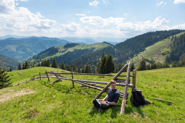 Joven Trabajando Portátil Haya Aire Libre Naturaleza Trabajo Remoto — Foto de Stock