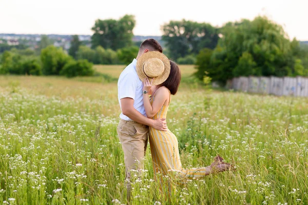 Couple Amoureux Posant Dans Nature Parmi Les Fleurs Sauvages Été — Photo