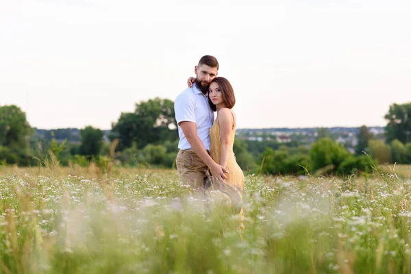 Pareja Enamorada Posando Aire Libre Entre Flores Silvestres Juntos —  Fotos de Stock