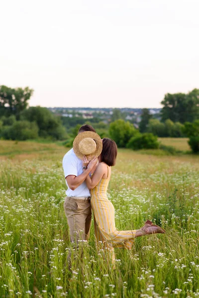 Couple Amoureux Posant Dans Nature Parmi Les Fleurs Sauvages Été — Photo