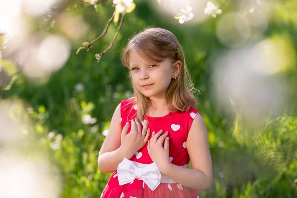 Mignonne Fille Blonde Posant Dans Nature Parmi Les Fleurs Dans — Photo