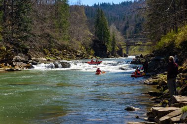 Dağ nehri rafting yarışması takımlar arasında