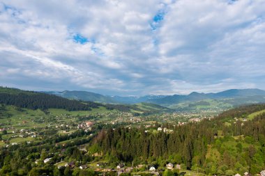 Sabahları dağlarda manzaralı bir yerleşim yeri.