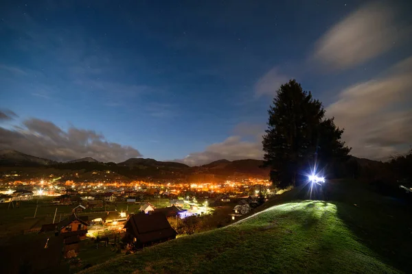 Ciudad Nocturna Las Montañas Con Luces Nocturnas Cielo Con Estrellas — Foto de Stock