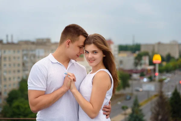 Junger Mann Und Frau Halten Sich Abends Auf Dem Dach — Stockfoto