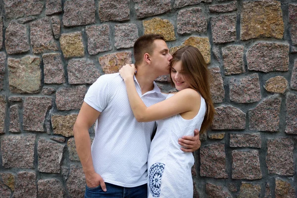 若い男はデートで寺で女の子とキスをする — ストック写真
