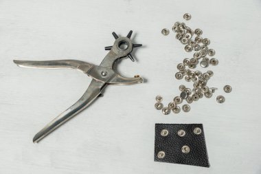 Masanın üzerinde düğmeler ve diğer küçük detaylar için bir delik delgeç var