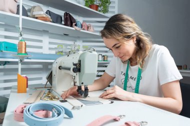 Dikiş atölyesinde çalışan bir kız.